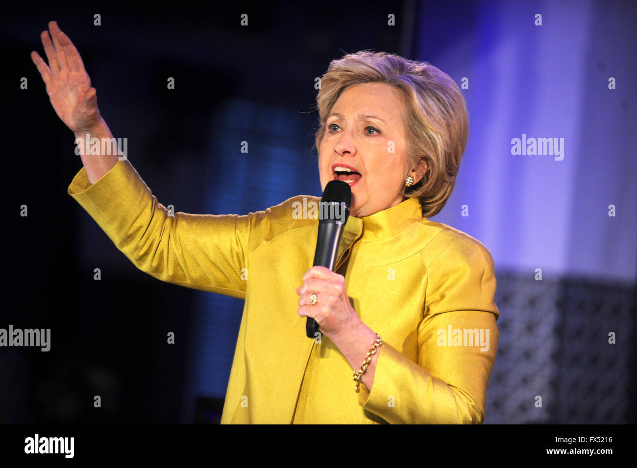 El ex Secretario de Estado de los Estados Unidos, Hillary Rodham Clinton, candidato a la nominación del partido demócrata para Presidente de los Estados Unidos, habla en el Café & comunidad en Brooklyn, Nueva York, el domingo, 10 de abril de 2016. Foto de stock