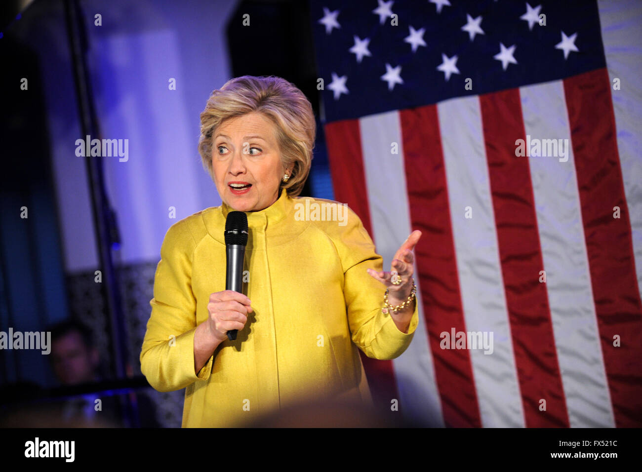 El ex Secretario de Estado de los Estados Unidos, Hillary Rodham Clinton, candidato a la nominación del partido demócrata para Presidente de los Estados Unidos, habla en el Café & comunidad en Brooklyn, Nueva York, el domingo, 10 de abril de 2016. Foto de stock