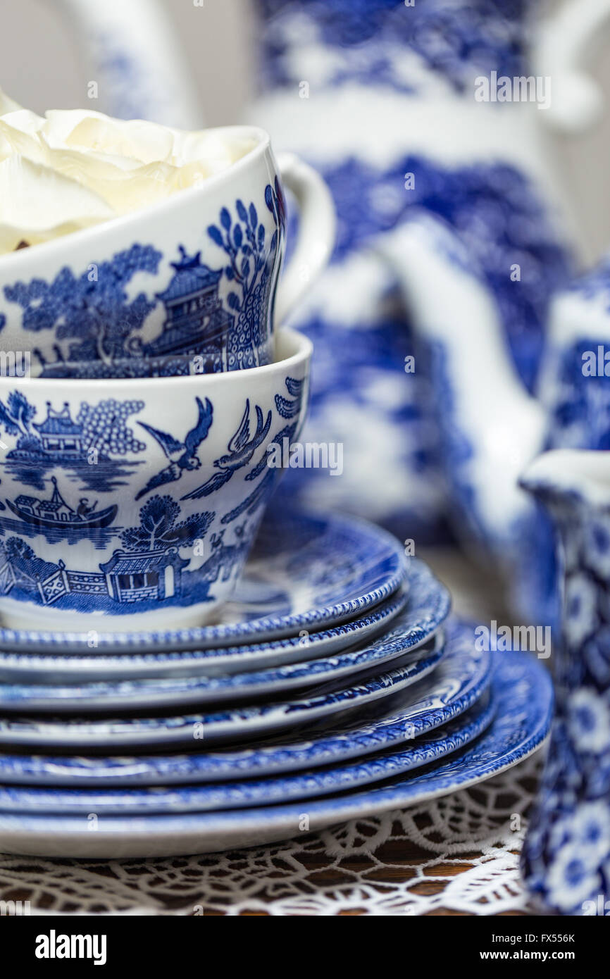 Azul, Blanco, azul y blanco, china, porcelana, té, té de la tarde, juego de  té, café, cafetera, vintage, shabby chic, copa, la olla Fotografía de stock  - Alamy