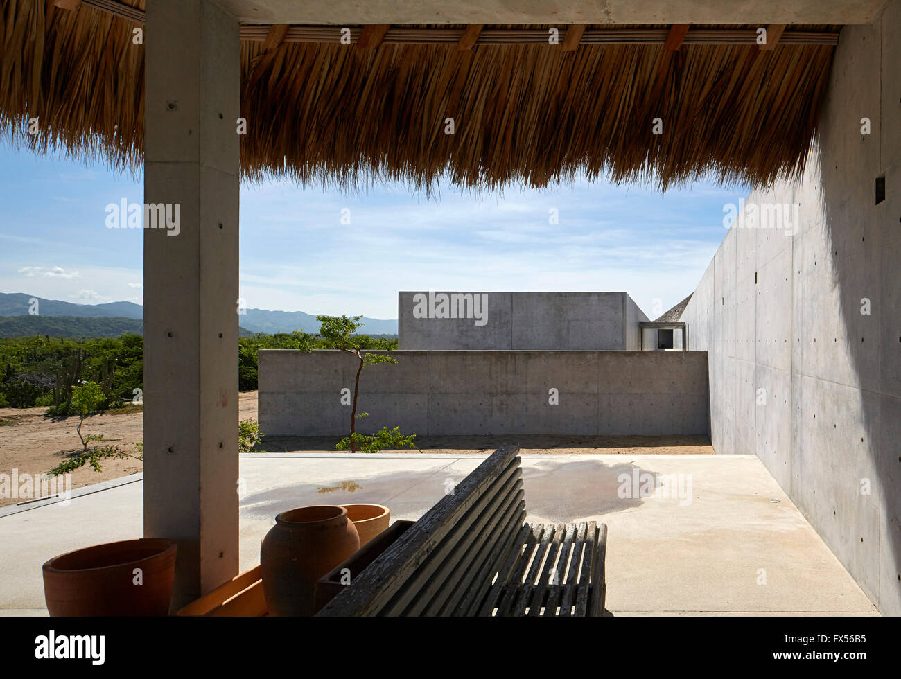 Vista general de la galería hacia el bloque de oficinas. Casa Wabi, Puerto Escondido, México. Arquitecto: Tadao Ando, 2015. Foto de stock