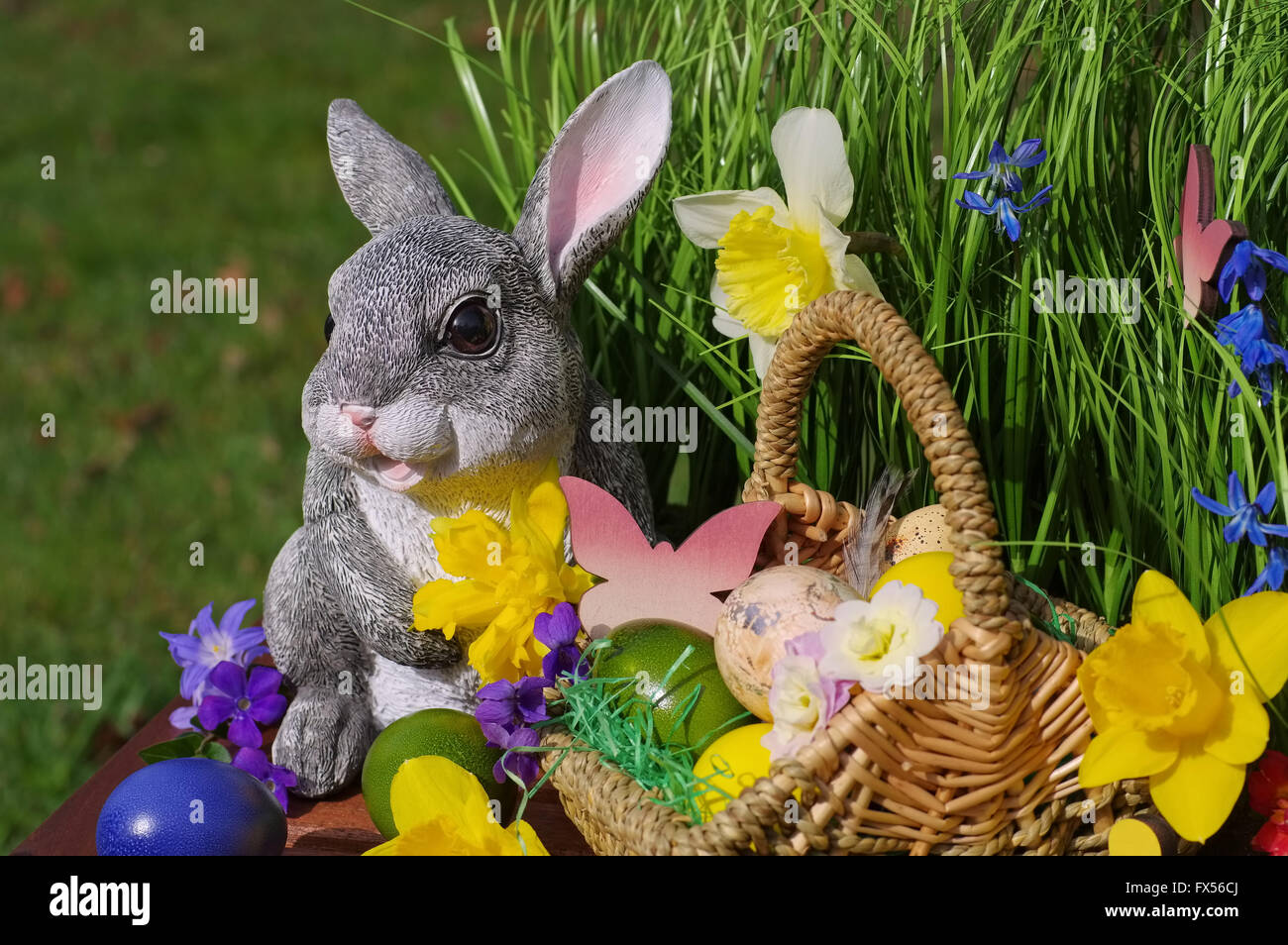 Mit Osterhase Osterkorb und Ostereiern - Conejo de Pascua con el canasto y huevos de Pascua Foto de stock