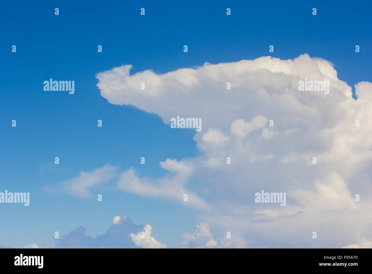 Cielo sobre capa de nubes vista aérea sólo en segundo plano Foto de stock