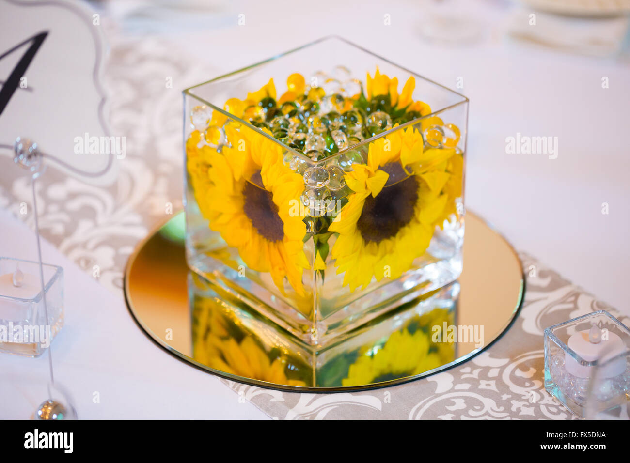 Flores de cristal en las mesas para los centros de mesa en el interior esta  boda Fotografía de stock - Alamy