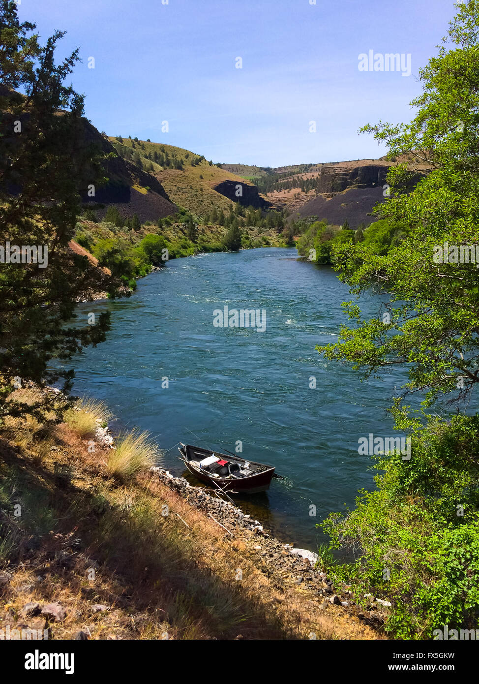 La naturaleza pintoresca desde el río de Deschutes inferior y salvaje sección panorámica del cañón en el agua. Foto de stock