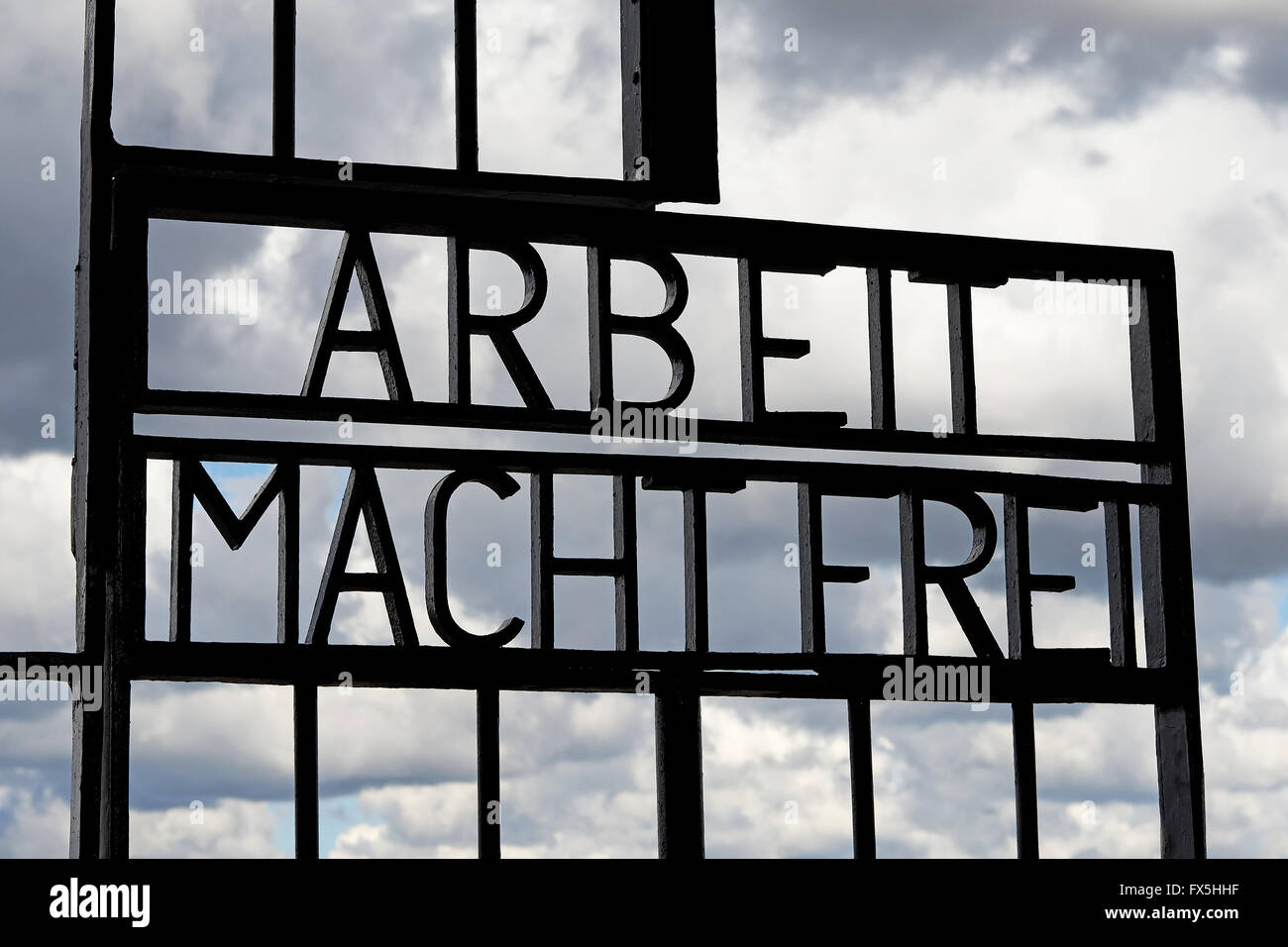 Arbeit macht frei gate en el campo de concentración de Sachsenhausen Foto de stock