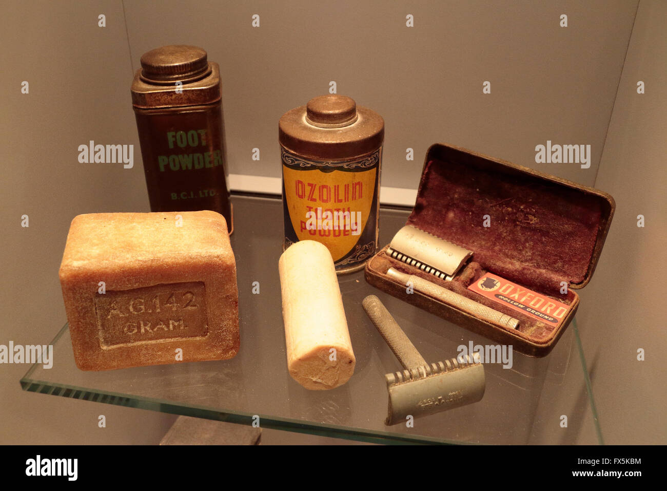 Productos de higiene personal de un soldado americano de la segunda guerra mundial en el Museo de la guerra de Bastogne, Bastogne, Bélgica. Foto de stock