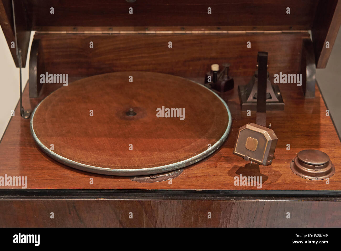 Primer plano de un antiguo tocadiscos de madera Fotografía de stock - Alamy