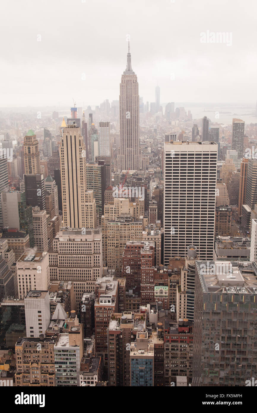 Vista del edificio Empire State y Manhattan desde la cima de la roca, el Rockefeller Center, Nueva York, Estados Unidos de América Foto de stock
