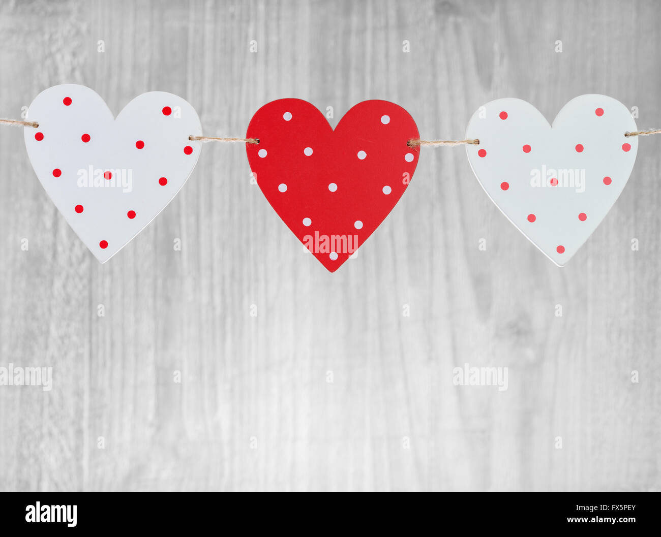 Tres corazones en el día de San Valentín vintage de fondo de madera como símbolo de Día de San Valentín Foto de stock