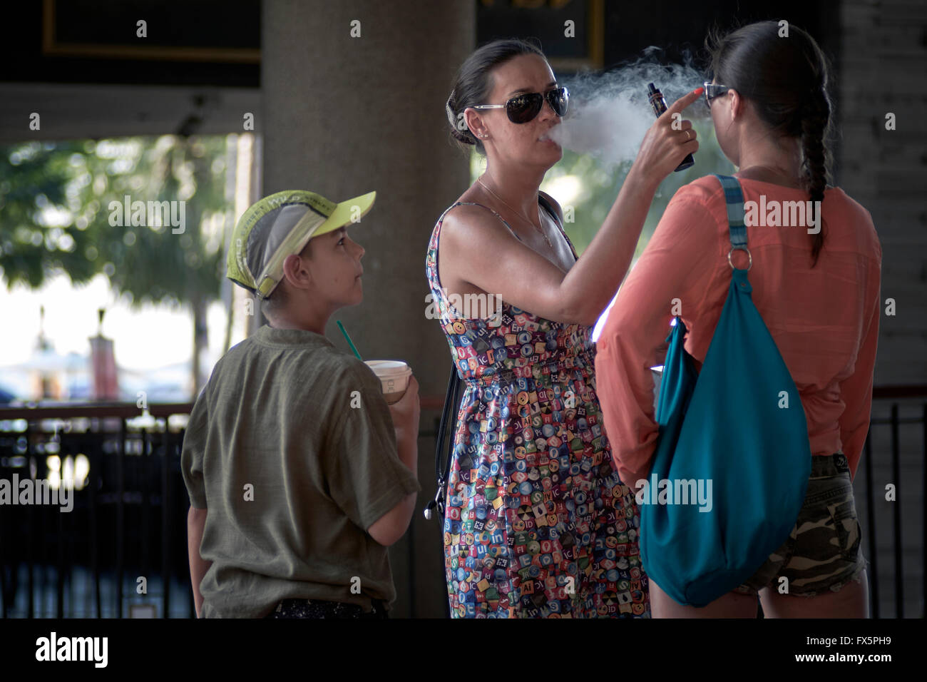Mujer Soplando Humo De Cigarrillo Fotos e Imágenes de stock Alamy