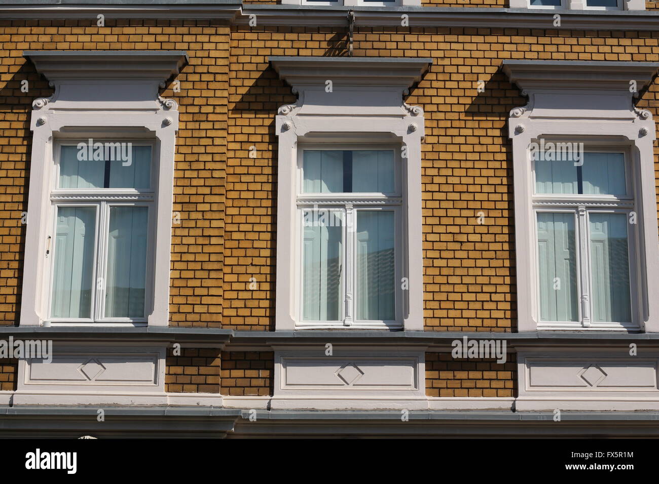 Las ventanas de un edificio antiguo en Bonn, Alemania Foto de stock