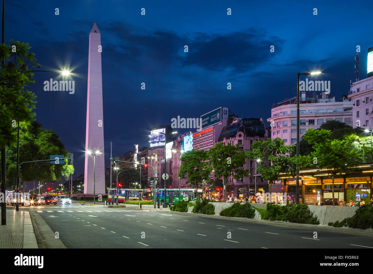 Una noche vista del Obelisco en la Plaza Republica en Buenos Aires, Argentina, Sudamérica. Foto de stock