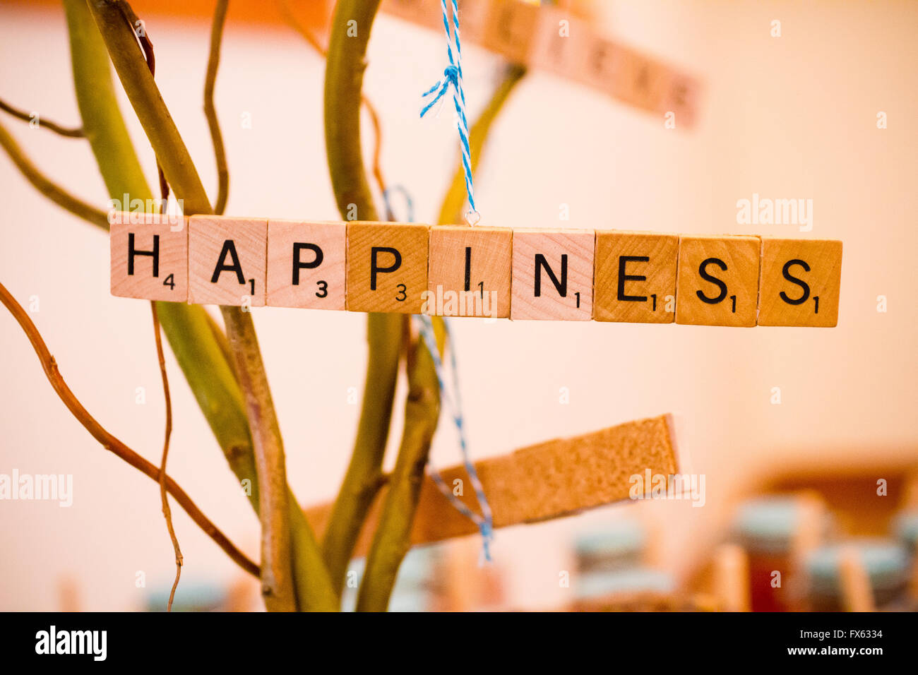 Scrabble cartas en una recepción de boda se utilizan como decoración para deletrear la palabra felicidad. Foto de stock