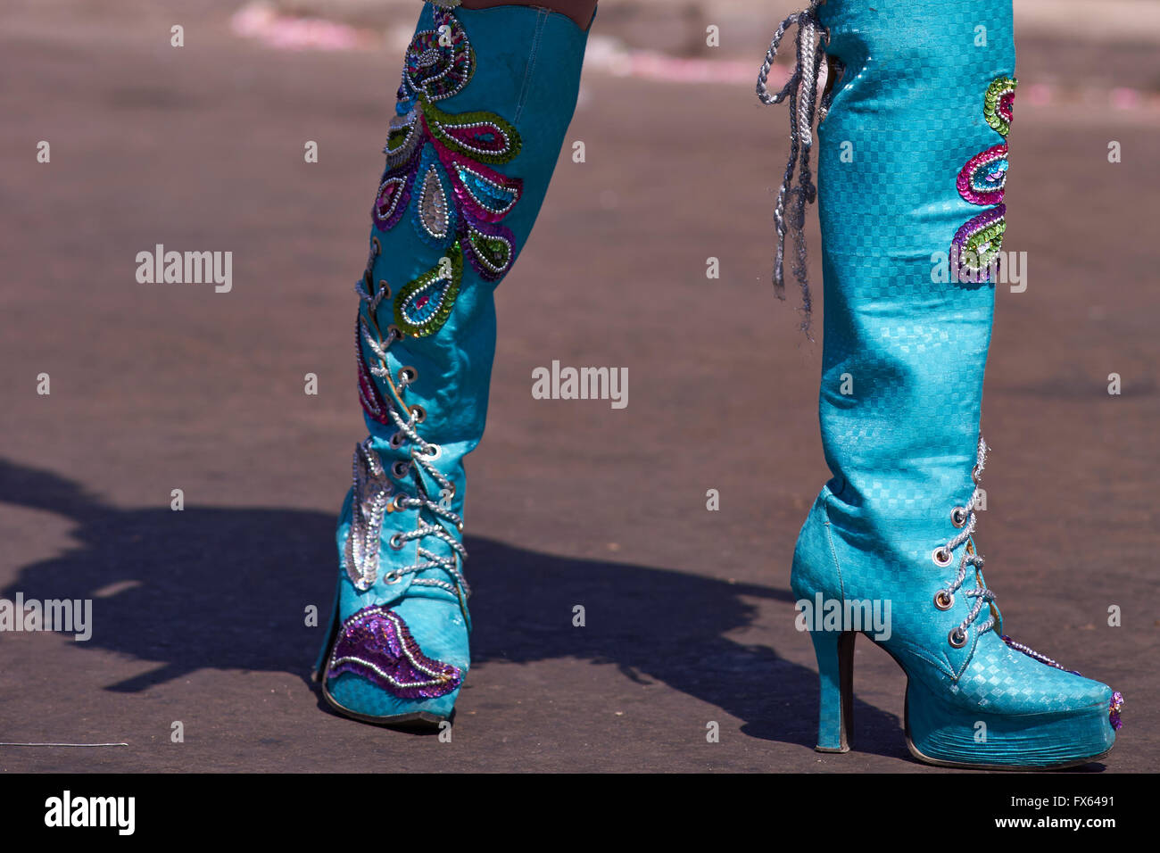 Colorido botas desgastadas por una mujer miembro de un grupo de danza  Morenada realizando como parte del Carnaval Andino con la fuerza del sol en  Arica, Chile Fotografía de stock - Alamy