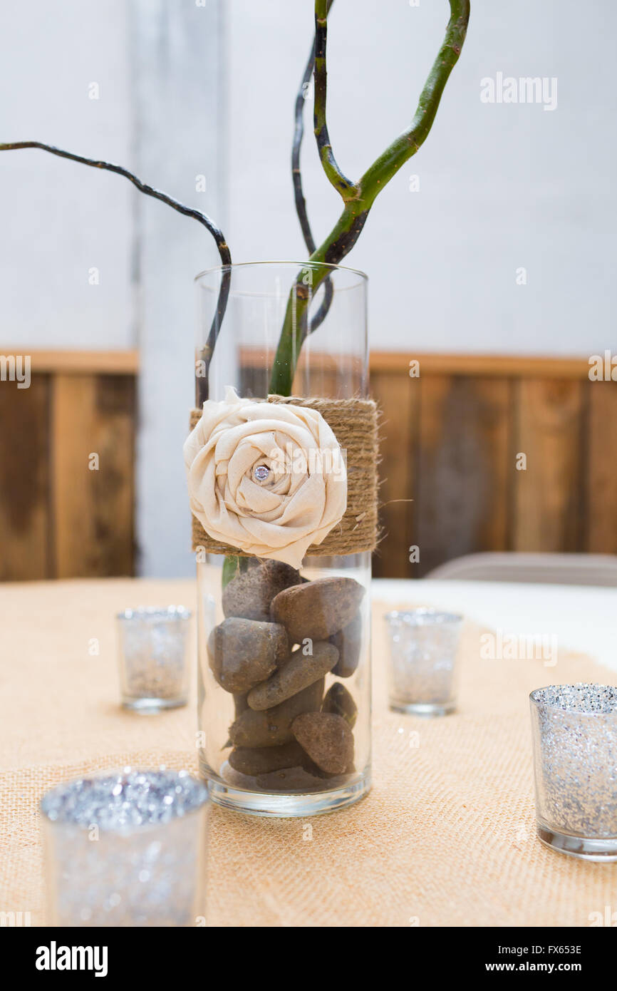 Centro de mesa en una boda con decoración rural de arpillera Fotografía de  stock - Alamy