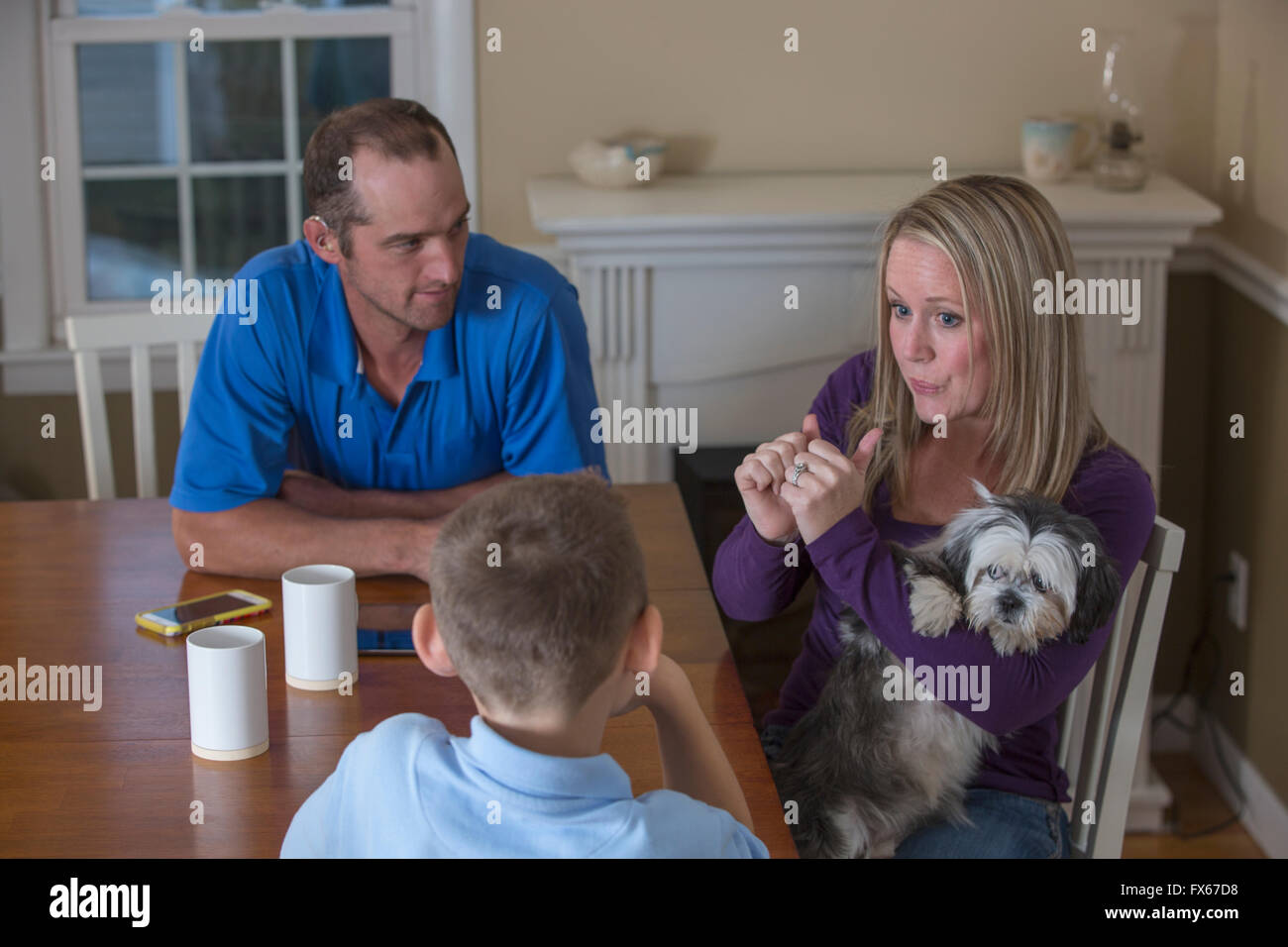 Familia caucásica firma en mesa Foto de stock