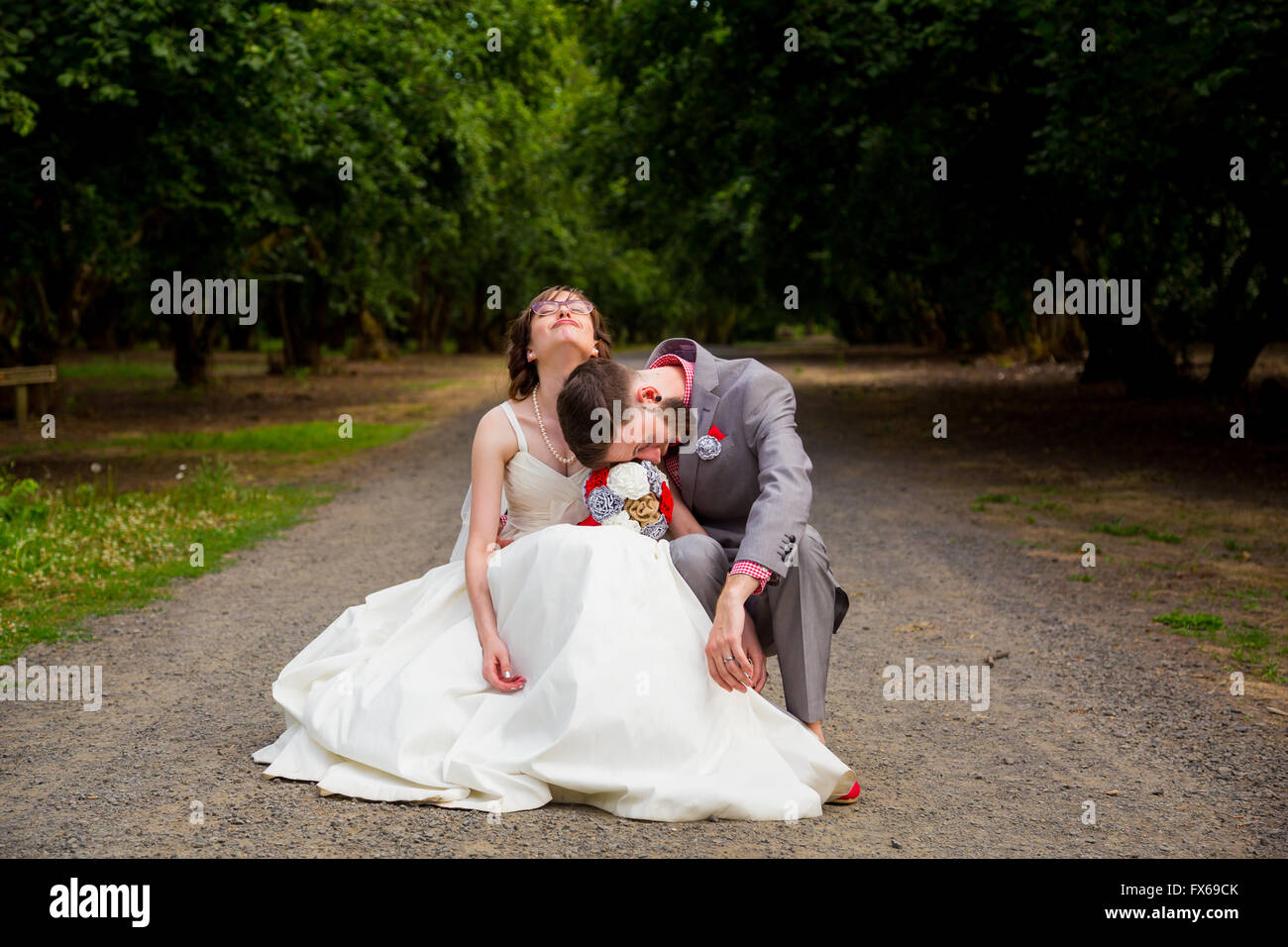 La novia y el novio sentado agotado desde el día de su boda fiestas y ceremonia, justo antes del final de la noche. Foto de stock