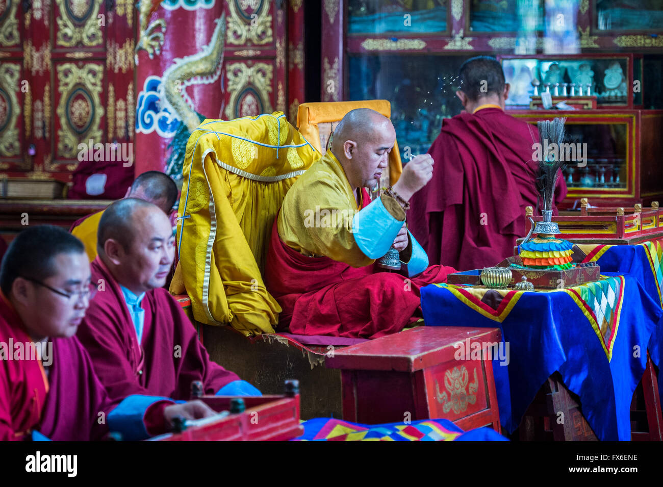 Los monjes budistas en oración Foto de stock