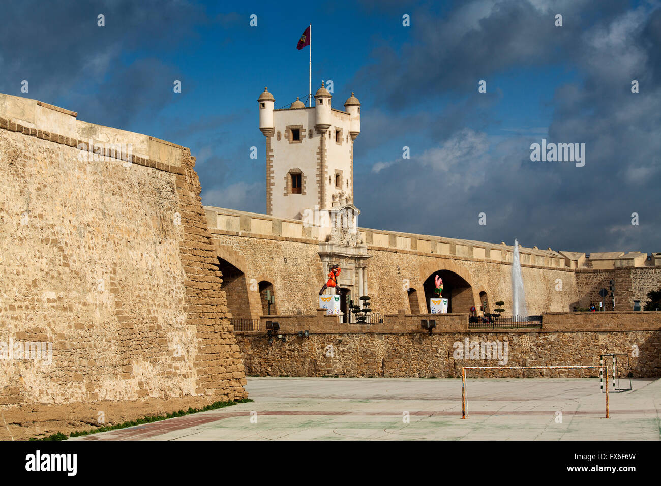 Puerta de la ciudad de Puerta de Tierra en la Plaza de la Constitución, de la ciudad de Cádiz