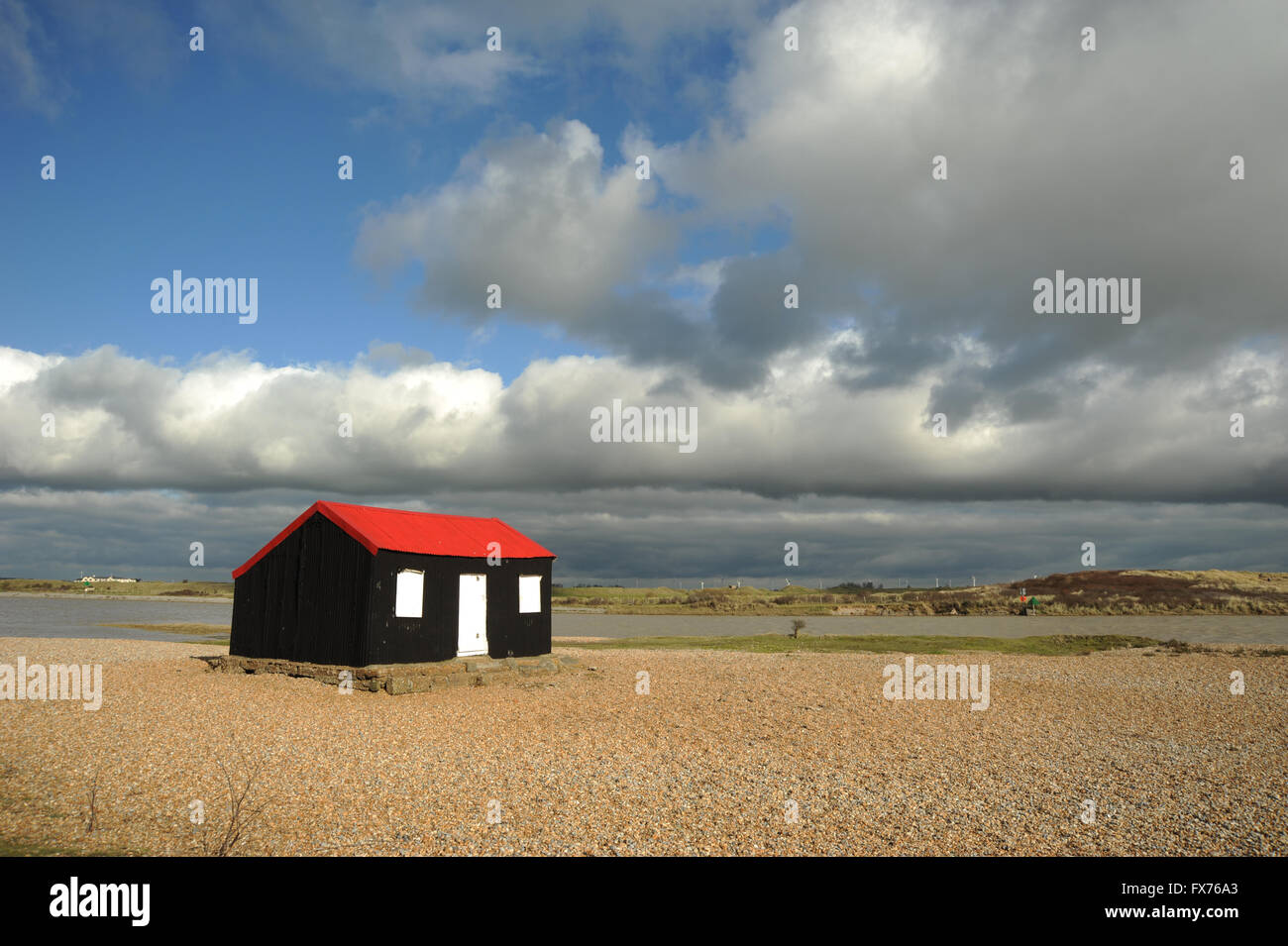 Fisherman's Cottage en Rye Harbour con el cielo azul y las nubes Foto de stock