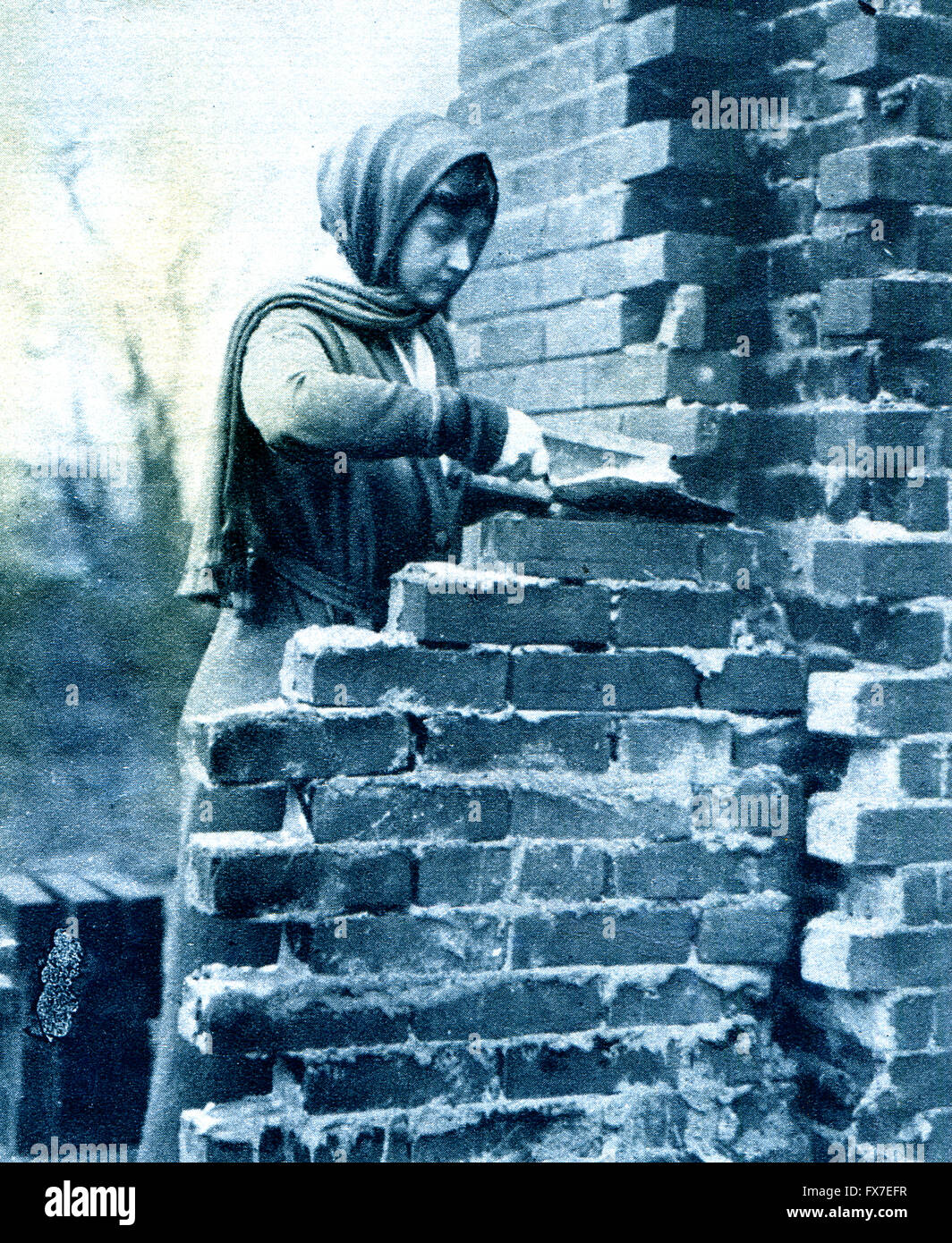 Peón de albañil en una aldea inglesa - foto de la "Gran Guerra" magazine,  vol. 156, UK, circa 1917 Fotografía de stock - Alamy