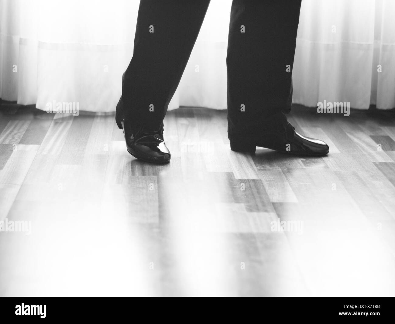Salón de masculino, estándar, deporte, baile latino y los pies y los zapatos de bailarina de Salsa en academia de baile de la escuela sala de ensayo bailar salsa Fotografía de