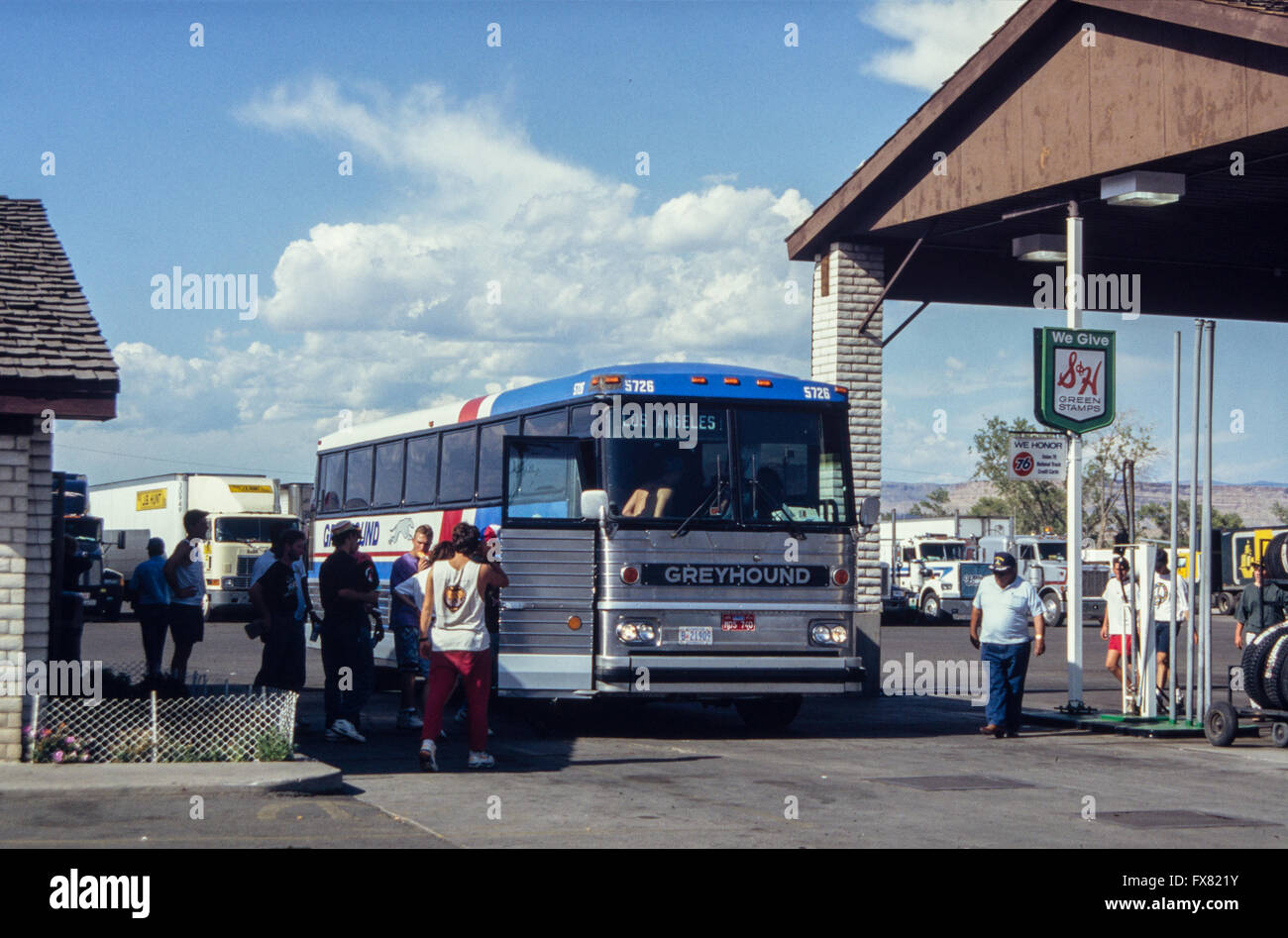 Imagen de archivo de Greyhound MCI MC-12 de larga distancia en autocar con destino a Los Ángeles en una parada en Green River, en Utah, Estados Unidos, agosto de 1992 Foto de stock