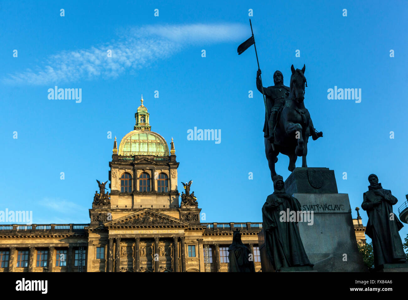 La estatua de San Wenceslao a caballo y el Museo Nacional de Praga, la Plaza de Wenceslao, Praga, República Checa Foto de stock