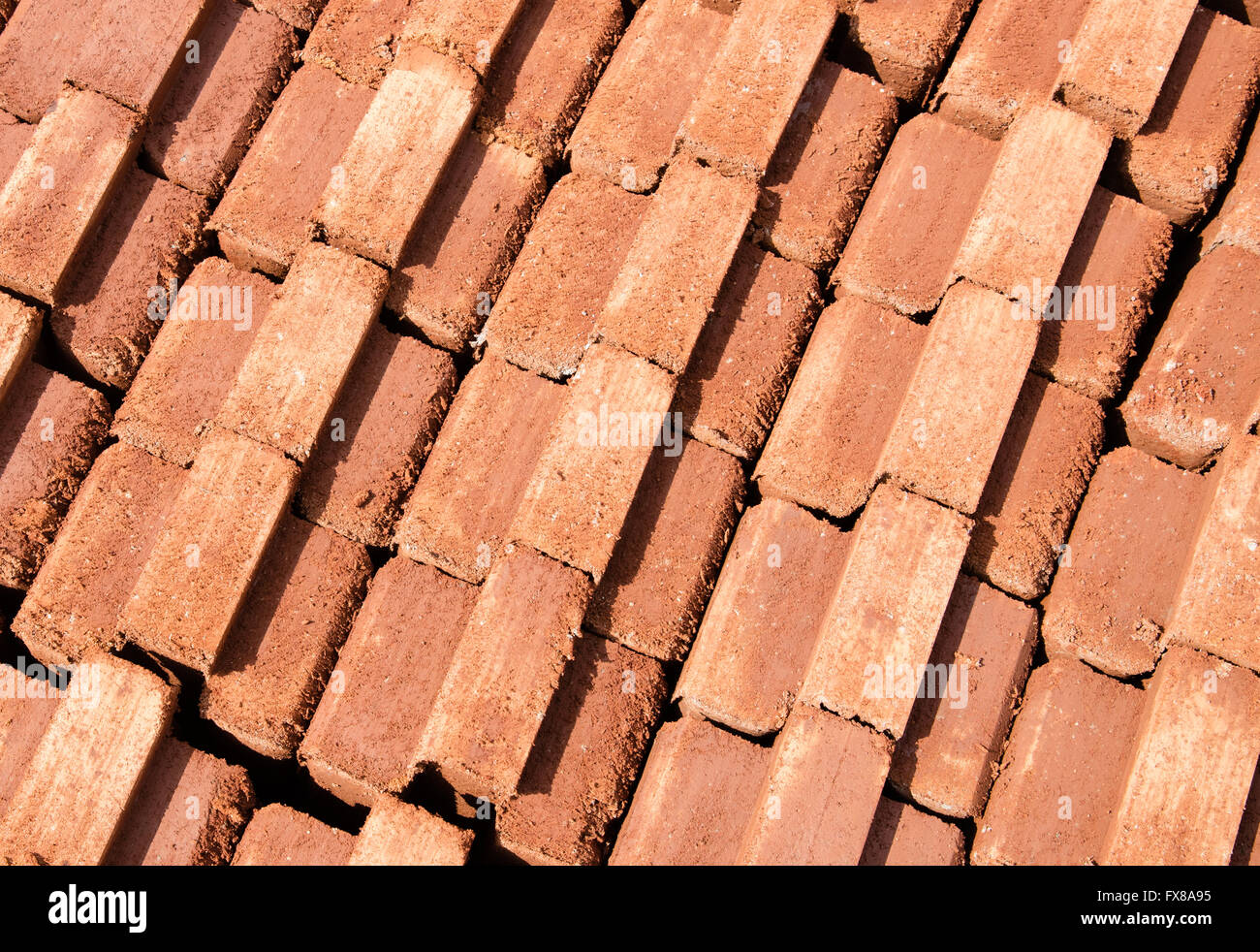Ladrillos interdependientes realizadas por compresión de tierra y cemento  en un molde del ladrillo - África oriental Kenia Fotografía de stock - Alamy