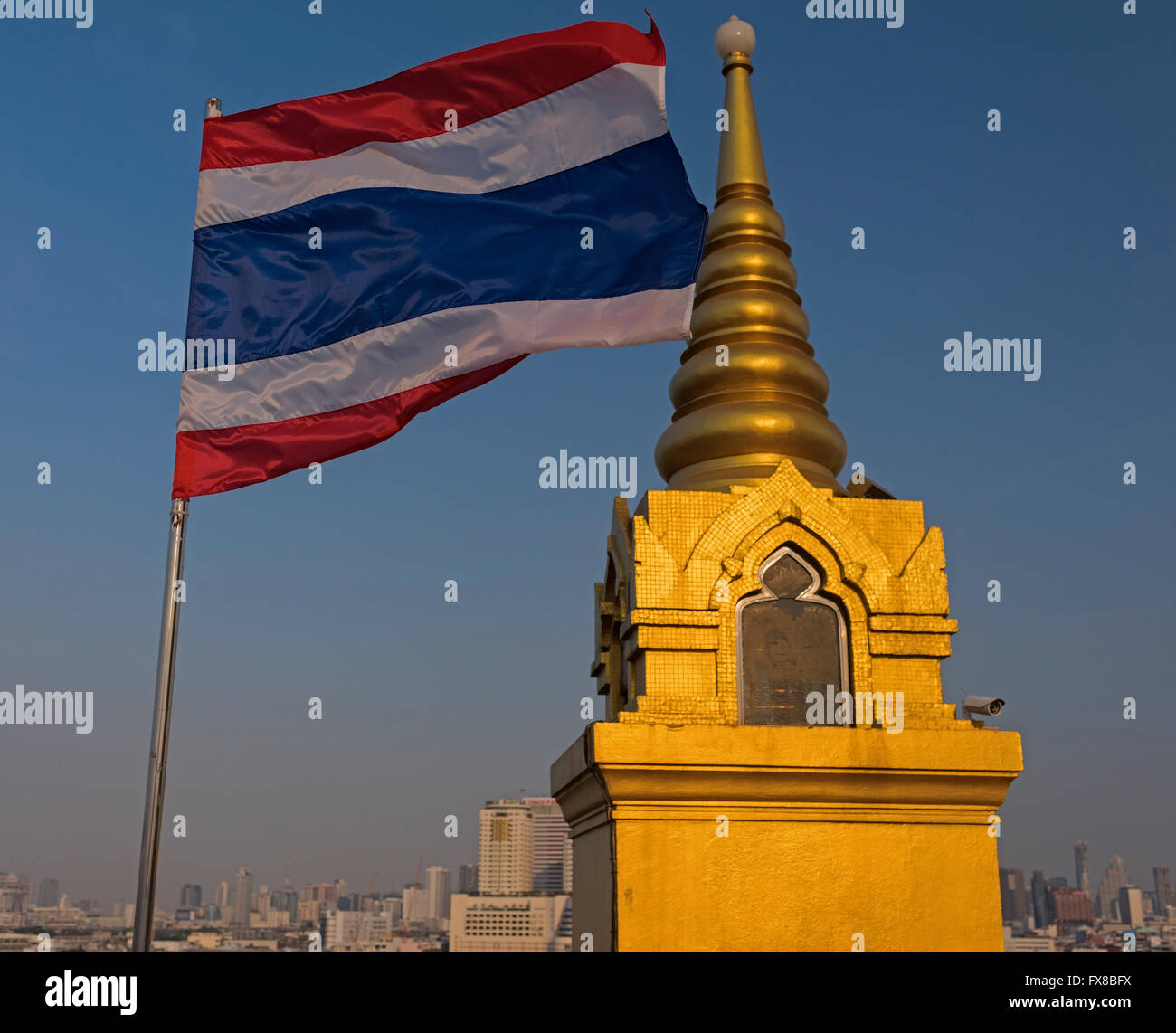 Monte Dorado bandera tailandesa Bangkok Thailand Wat Saket Foto de stock
