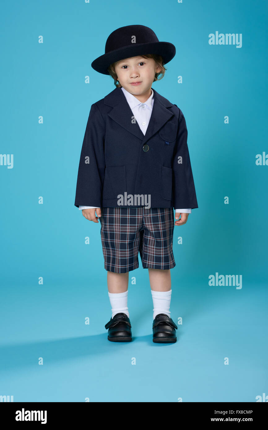Una niña de tres años la mitad japonés, mitad American boy vestido con un uniforme de preescolar. Foto de stock