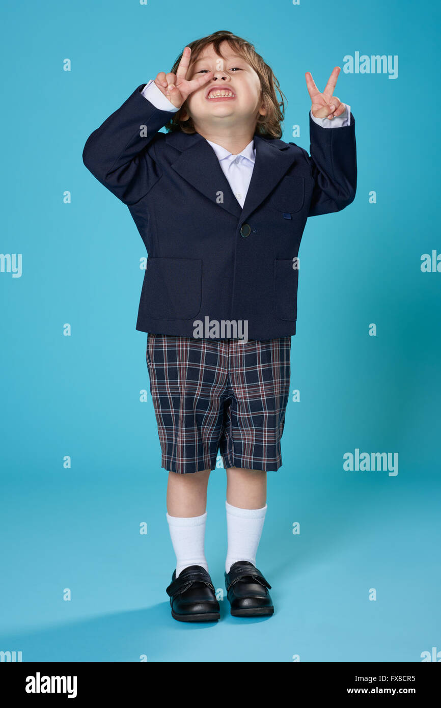 Una niña de tres años la mitad japonés, mitad American boy vestido con un  uniforme de preescolar Fotografía de stock - Alamy