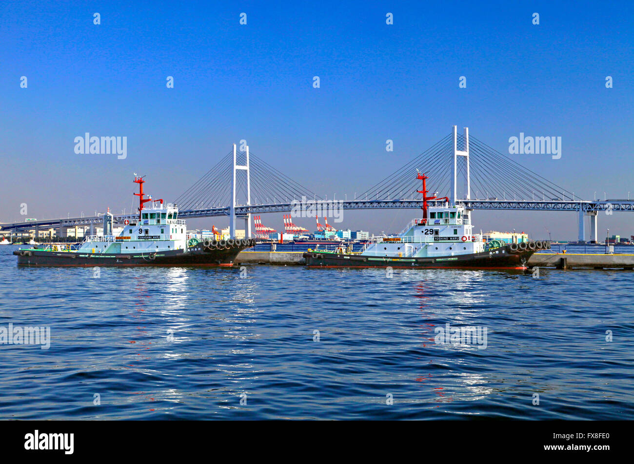 Remolcadores y el Puente de la Bahía de Yokohama Yokohama Puerto Foto de stock