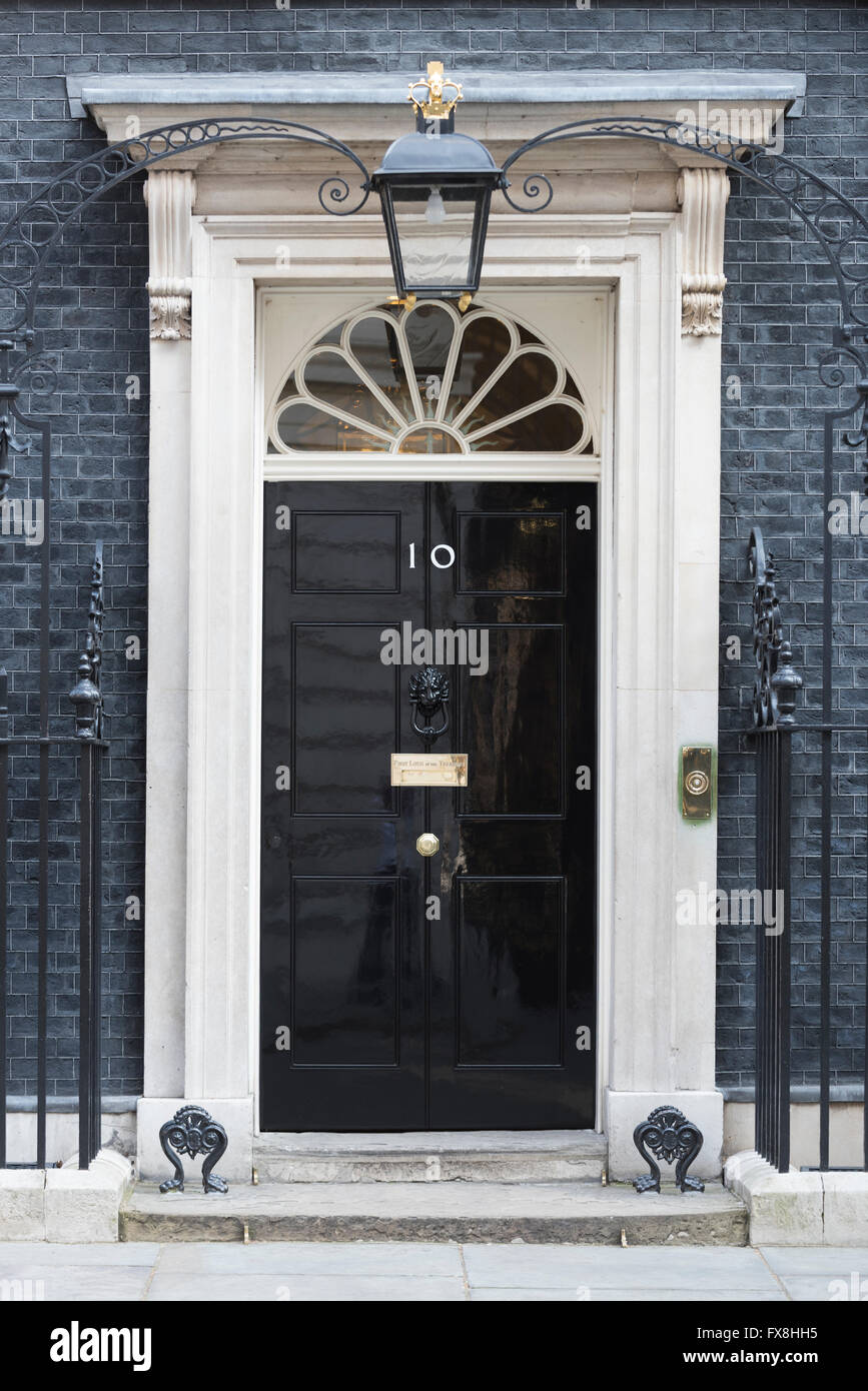 Puerta delantera del número 10 de Downing Street, Londres, Inglaterra. Esta es la residencia oficial del Primer Ministro británico Boris Johnson. Foto de stock