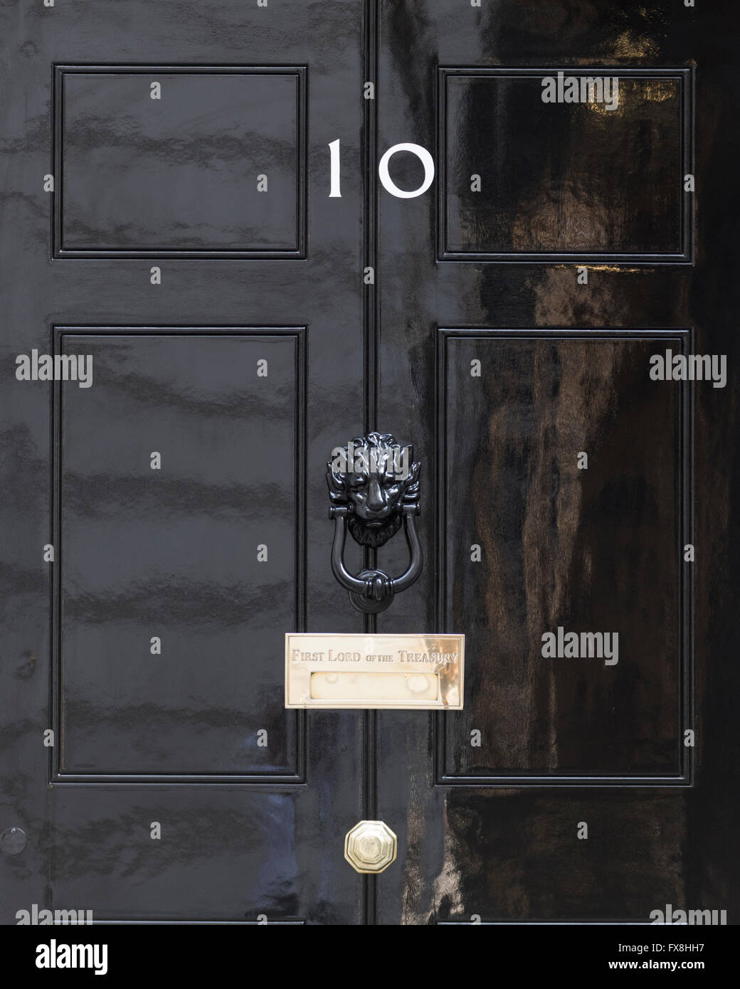 El número 10 de Downing Street es un edificio del gobierno del Reino Unido y es la residencia oficial del Primer Ministro británico. Foto de stock