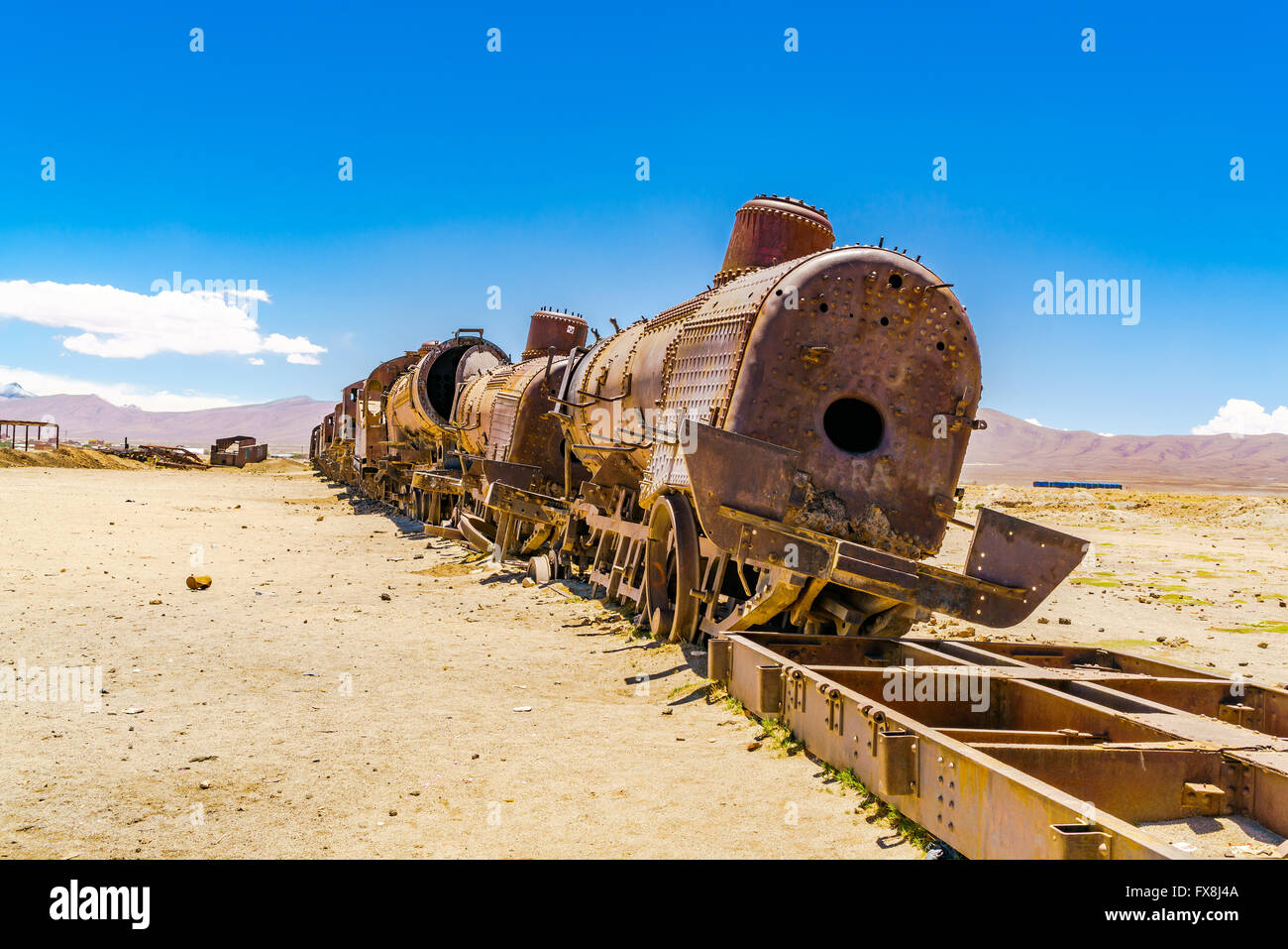 El viejo tren oxidado abandonados en el desierto de Uyuni en Bolivia Foto de stock