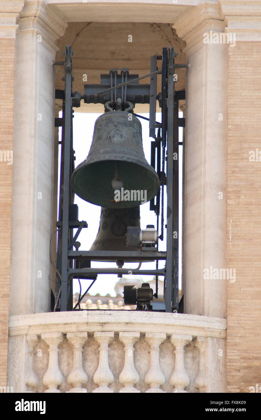 Sonar las campanas en una mañana de junio en Roma Foto de stock