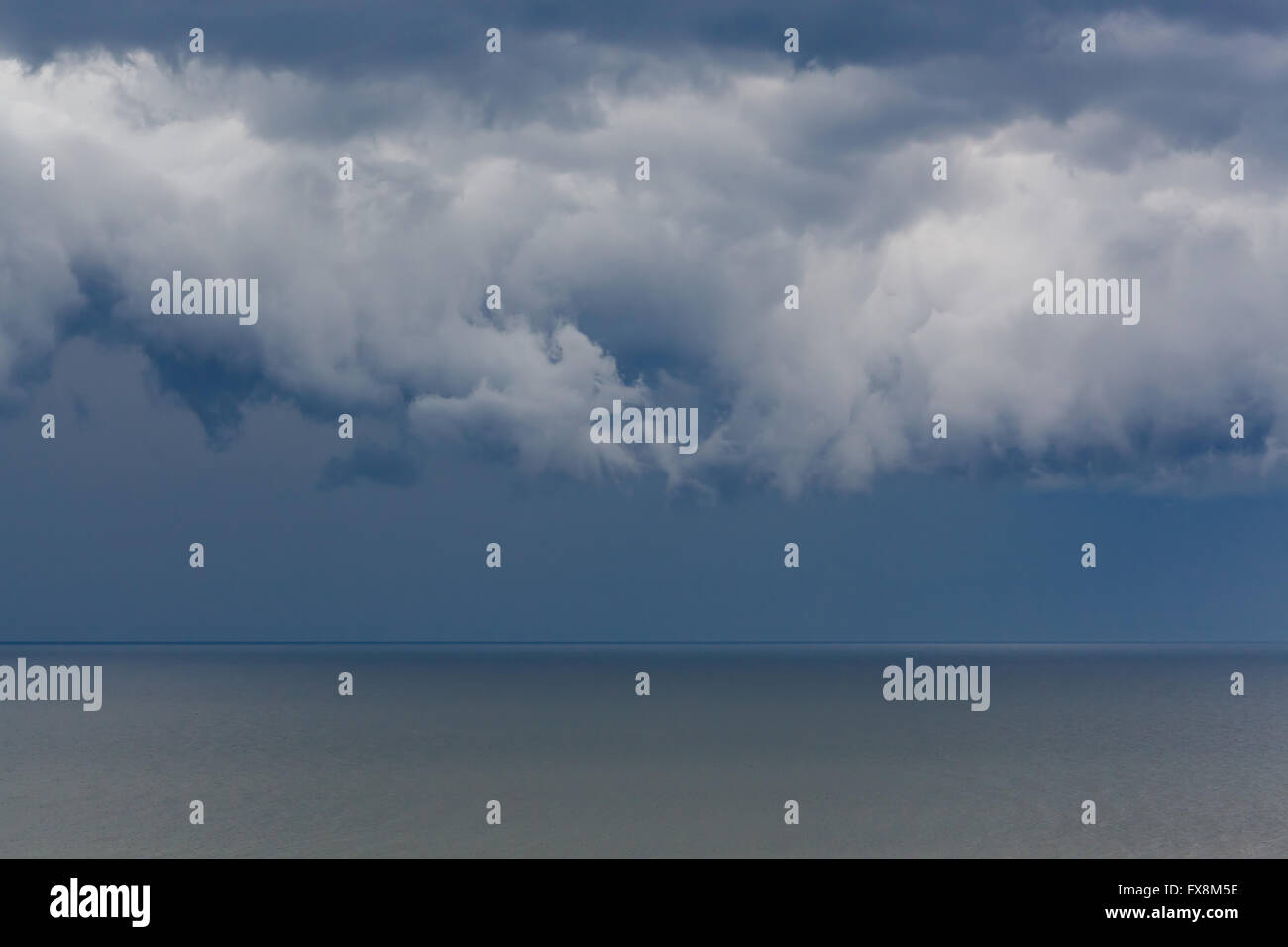El asperatus nube oscura sobre el Mar Báltico en el verano Foto de stock