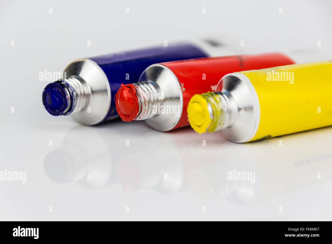 Primer plano de la pintura acrílica de los tubos , azul, rojo y amarillo Foto de stock