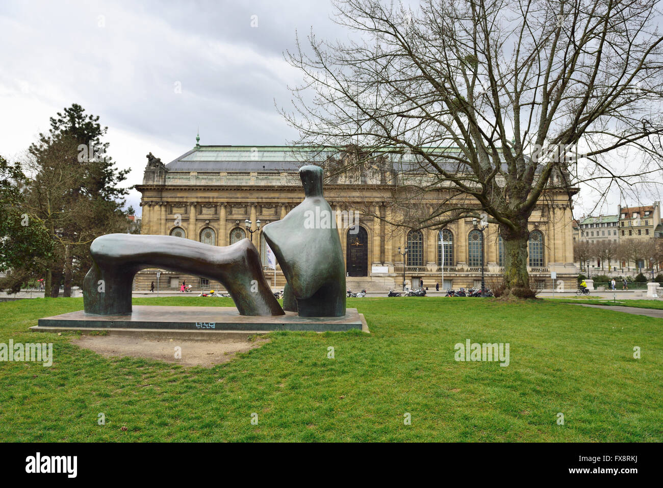 Escultura de Henry Moore, "figura yacente Arch pierna", en el parque por el Museo de Historia del Arte, Ginebra Foto de stock