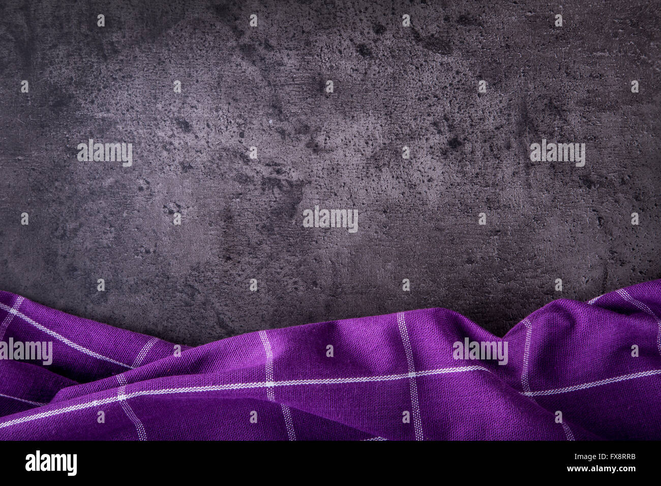 Vista superior de la accidentada cocina mantel púrpura en hormigón, piedra, mármol, madera de fondo. Espacio libre para su texto o pr Foto de stock