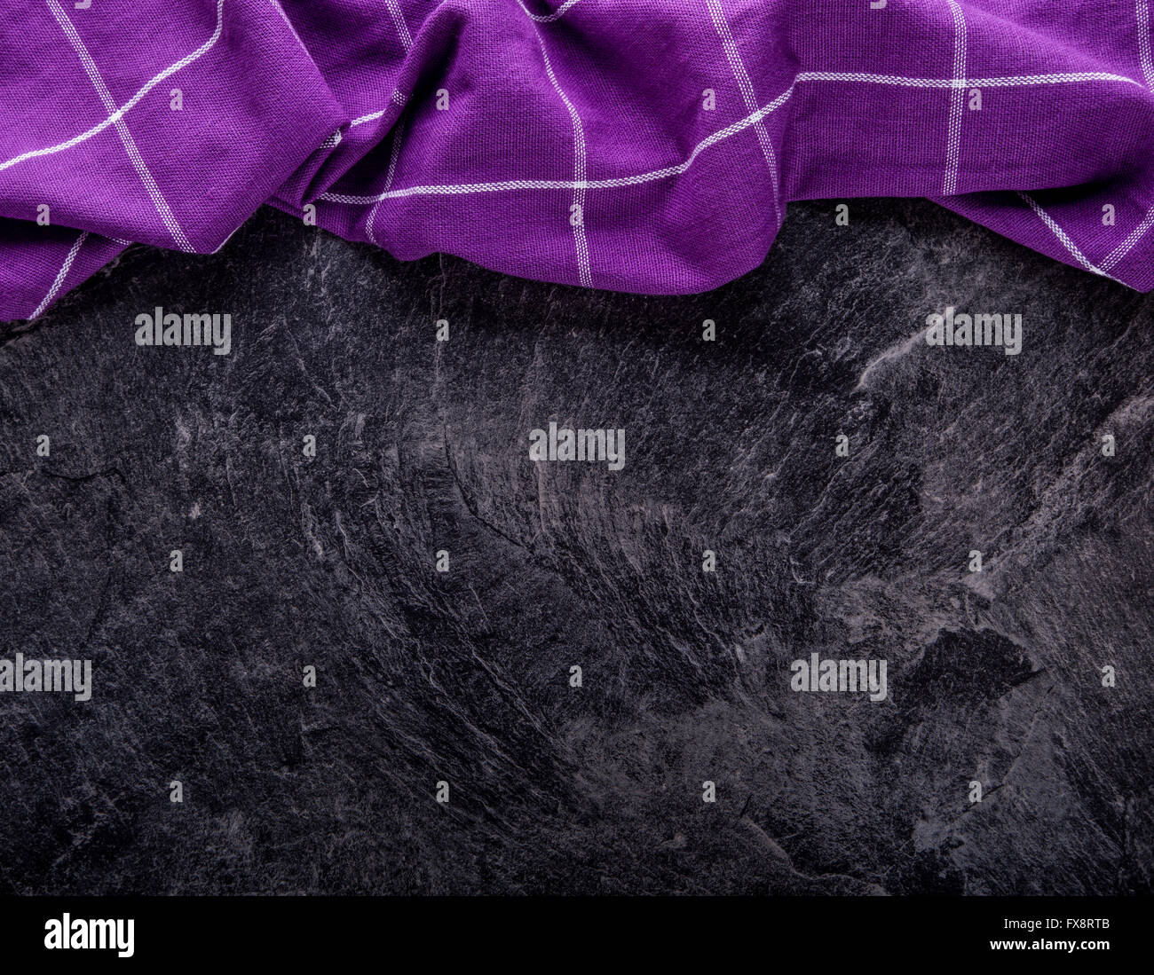 Vista superior de la accidentada cocina mantel púrpura en hormigón, piedra, mármol, madera de fondo. Espacio libre para su texto o pr Foto de stock