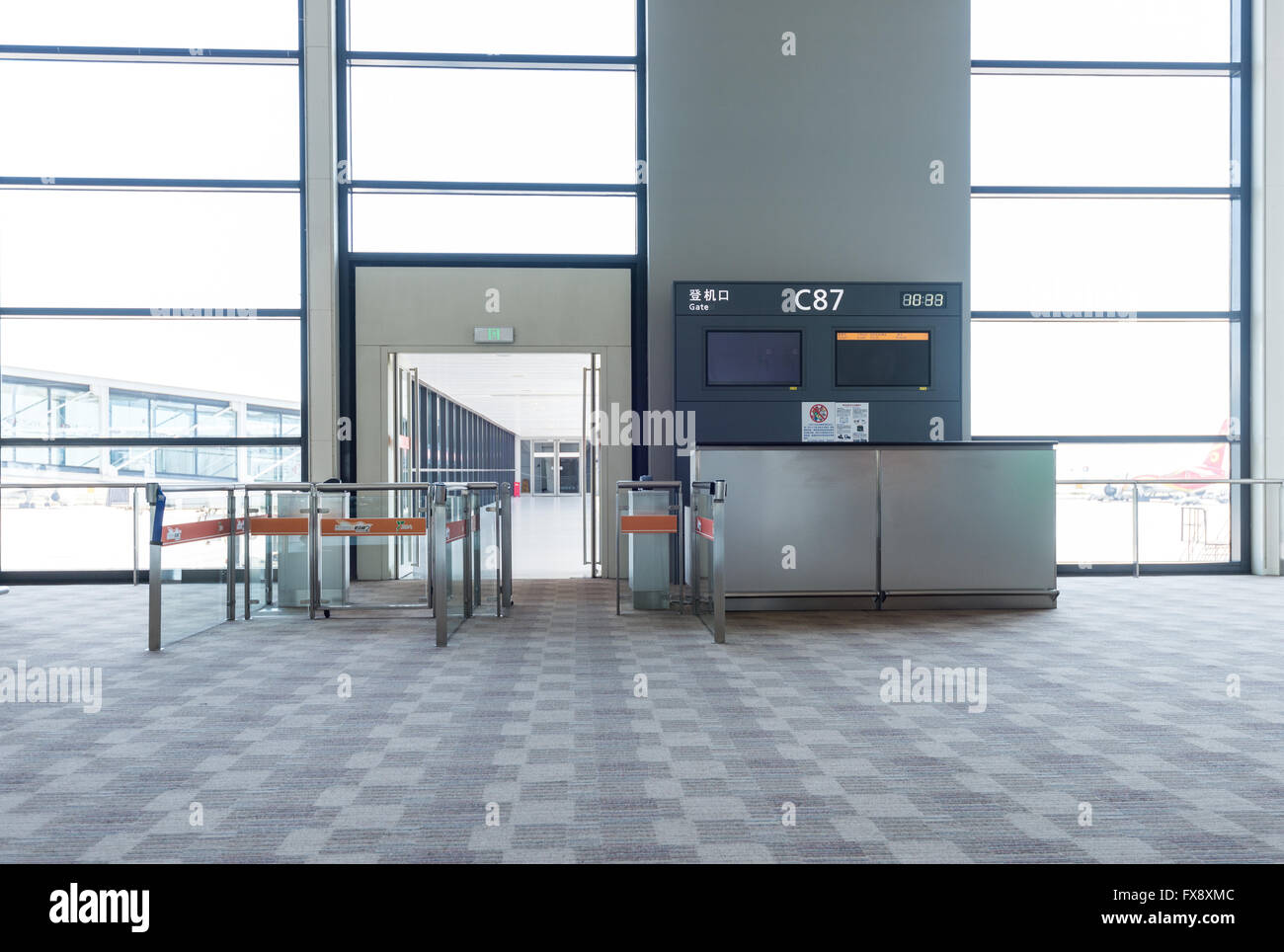 Puerta de embarque en el aeropuerto internacional de Pudong de Shanghai Foto de stock
