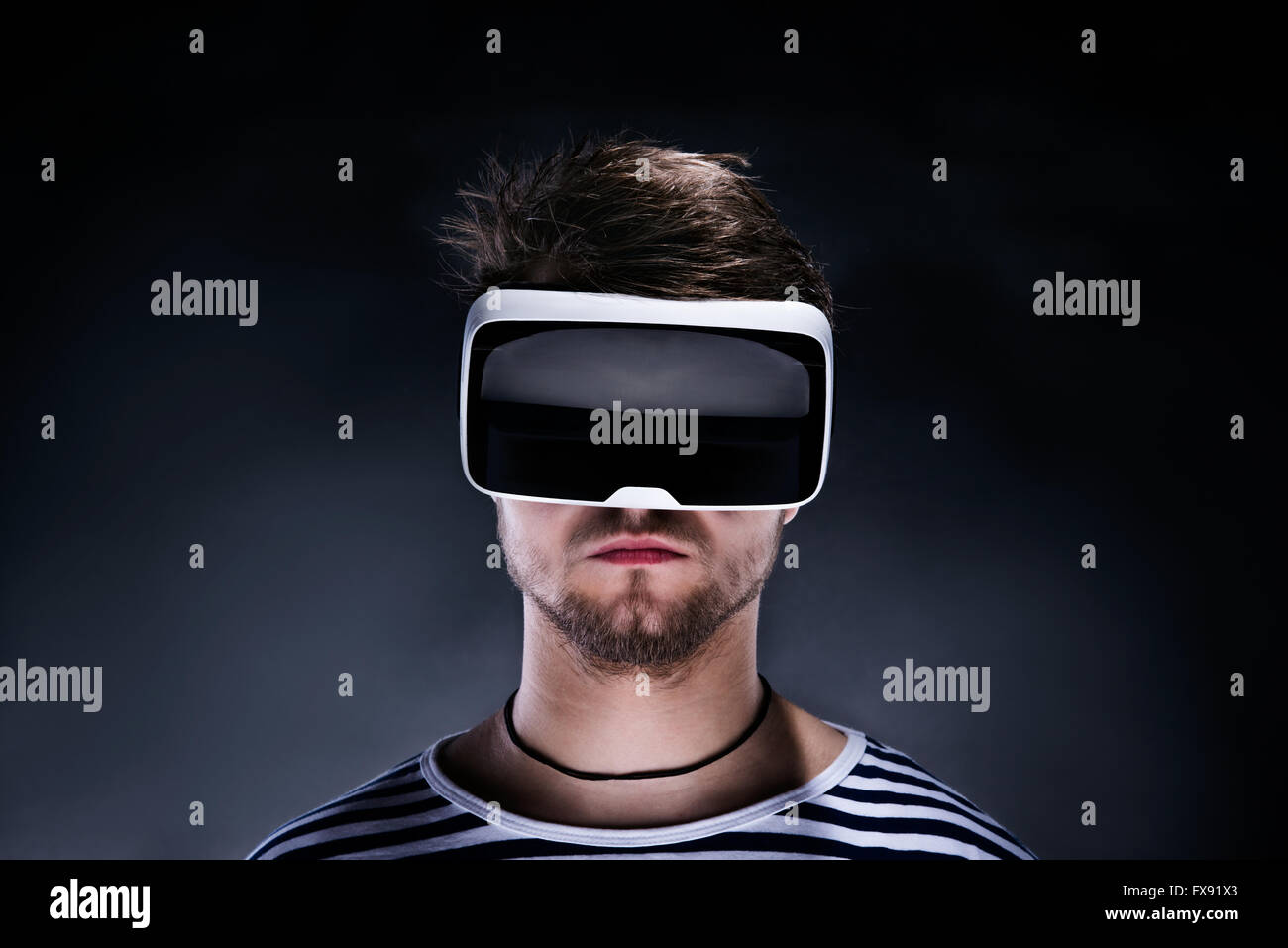 El hombre llevaba gafas de realidad virtual. Foto de estudio, black backgrou Foto de stock