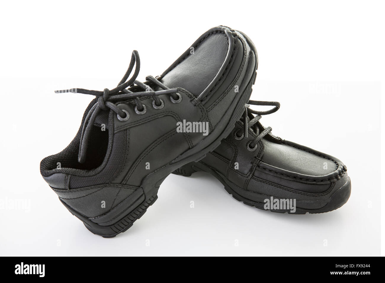Los niños nueva escuela negra zapatos dispuestos para el regreso a la escuela  en un fondo blanco Fotografía de stock - Alamy