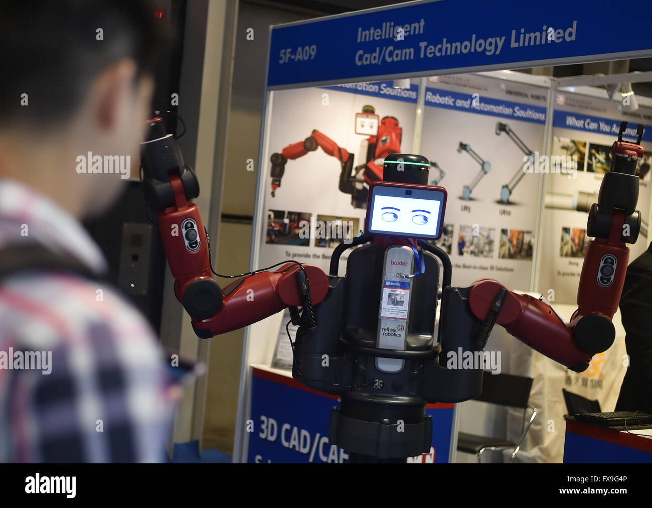 Hong Kong. 13 abr, 2016. Un hombre mira un robot en la 13ª Hong Kong Electronics Fair (Spring Edition) en el sur de China en Hong Kong, 13 de abril de 2016. Los cuatro días de feria arrancó en el Centro de Convenciones y Exposiciones de Hong Kong el miércoles. Crédito: Ng Wing Kin/Xinhua/Alamy Live News Foto de stock