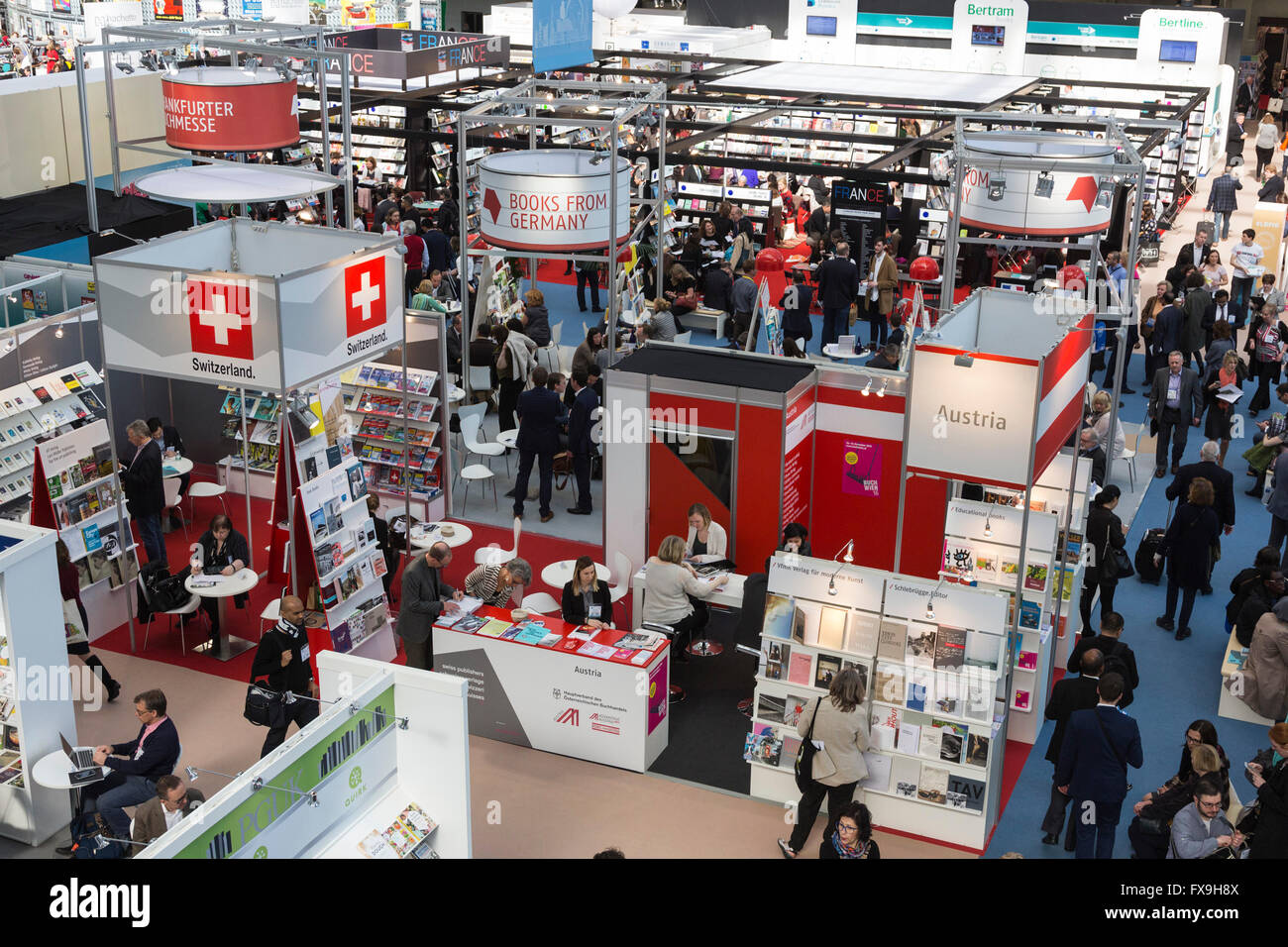 Londres, Reino Unido. 13 de abril de 2016. Expositores procedentes de Alemania, Austria y Suiza promover libros en lengua alemana. La Feria del Libro de Londres de 2016 tiene lugar en el Centro de Exposiciones Olympia. Crédito: fotografías vibrantes/Alamy Live News Foto de stock
