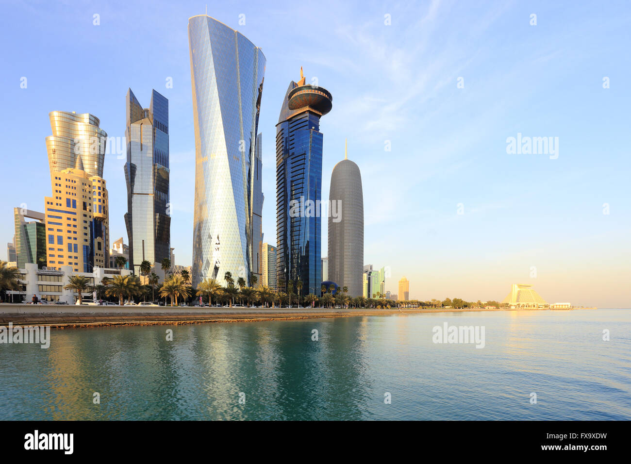DOHA, Qatar -enero 31, 2016: Una vista de las torres que se cierne sobre la bahía de Doha. Foto de stock