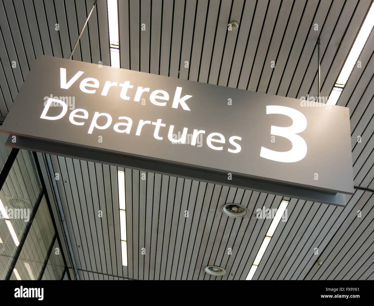 Signo de salidas de la terminal 3 del aeropuerto de Amsterdam Schiphol, Holanda Foto de stock