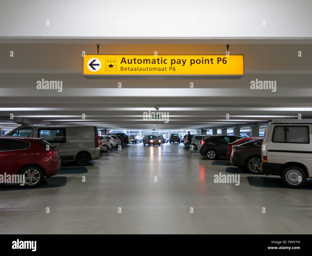 Piso interior de estacionamiento de varios pisos en el aeropuerto de Schiphol en Holanda Foto de stock